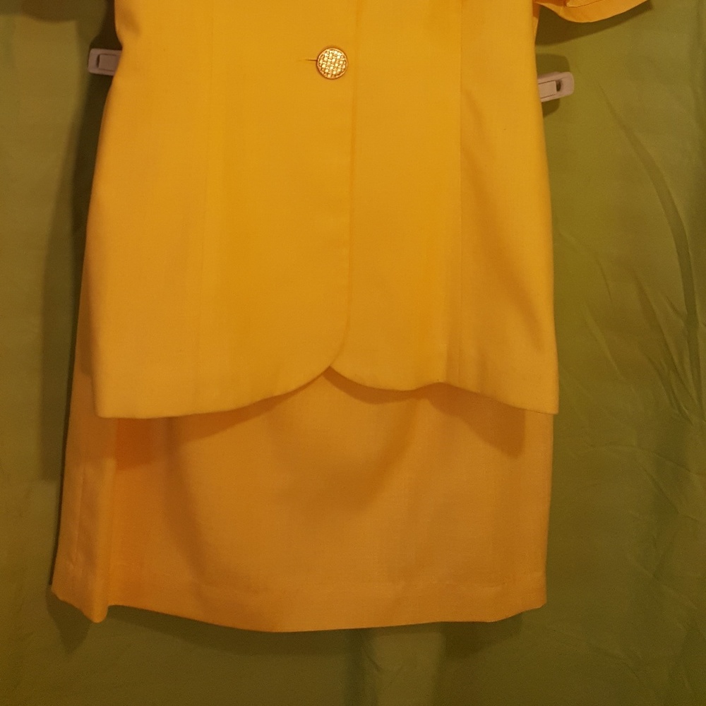 Yellow Suit - Picture 4 of 4